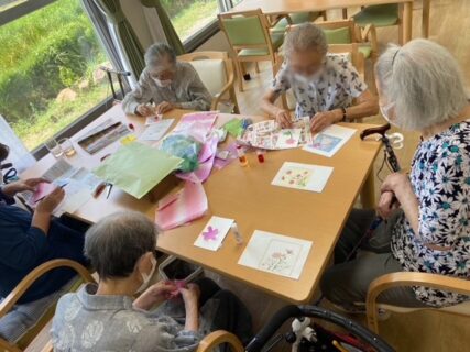 ちぎり絵で秋を先取り～苫田温泉 泉水デイサービス～