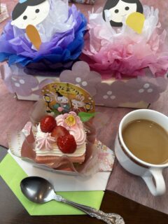 ひな祭りのひととき、笑顔こぼれるおやつ時間（サン・オークス津山）