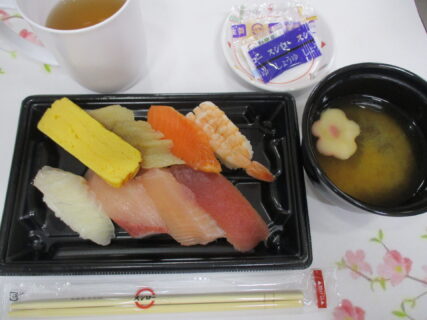 『お食事レク×スシローさんのおすし🍣』両備ヘルシーケア玉島柏島