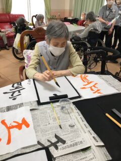 【両備ヘルシーケア大安寺東公園前】集中力アップ！皆さまで書道を楽しみました