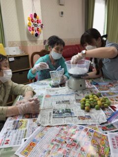 【両備ヘルシーケア大安寺東公園前】大好評につき第2弾！梅ジュース作りを行いました♪