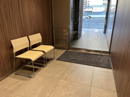 【両備ヘルシーケア柳川】1階南エントランスに「柳川ふれあいチェア」を設置しました