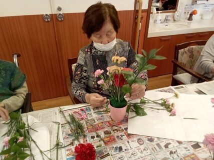 春のフラワーアレンジ🌹～岡山ケアセンターデイサービス～