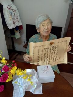 【岡山市の有料老人ホーム】100歳を迎える入居者様に表彰状と銀杯が届きました！