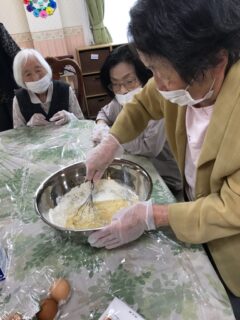 🌭 おやつレクリエーション♪ 手作りアメリカンドッグに挑戦！　両備ヘルシーケア大安寺東公園前