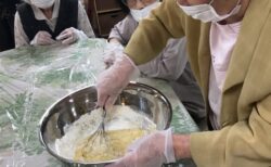🌭 おやつレクリエーション♪ 手作りアメリカンドッグに挑戦！　両備ヘルシーケア大安寺東公園前