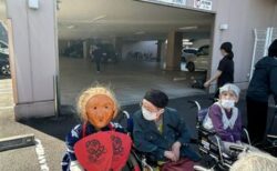 秋の風物詩、素隠居とポーズ~両備ヘルシーケア浜町