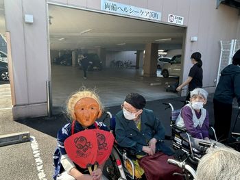 秋の風物詩、素隠居とポーズ~両備ヘルシーケア浜町
